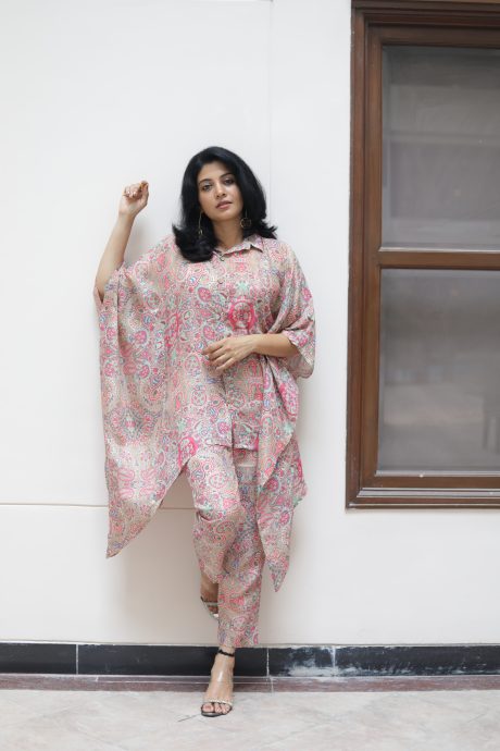 Paisley Harmony" is a relaxed yet chic ensemble featuring a fluid kaftan top paired with tailored pants. Adorned with intricate paisley patterns in soft shades of pink and beige, this outfit captures the essence of effortless elegance.
